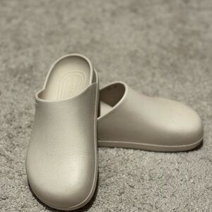 Crocs Cream Slip-On Clogs SIZE 9